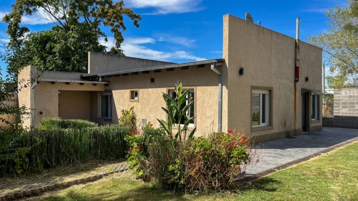 Casa quinta de 2 dorm, 296m² con galpón y pileta — La Elena