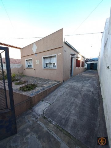 Casa 2 dorm, 150m² con quincho y pileta — San Lorenzo