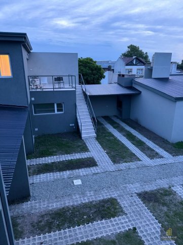 Casa 2 dorm, 70m² con garage — Canada al 800