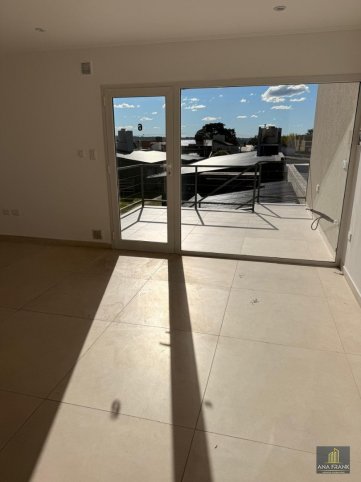 Casa 2 dorm, 70m² con garage — Canada al 800