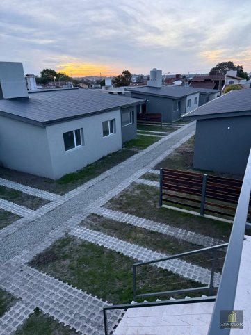 Casa 2 dorm, 70m² con garage — Canada al 800