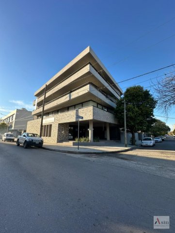 Depto 2 dorm, 82m² con cochera y ascensor — 4 de Abril esq 1 de Mayo