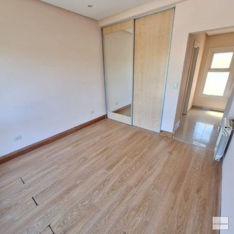 Depto 2 dorm, 85m² con cochera — Rivadavia
