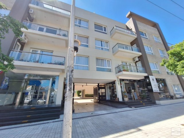 Depto 2 dorm, 85m² con cochera — Rivadavia