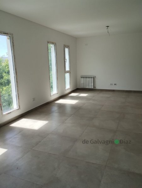 Depto 2 dorm, 82m² con cochera — Ezeiza y Santamaria de Oro