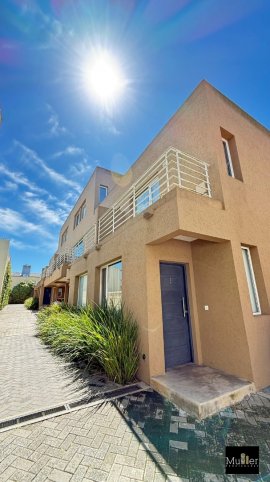 Duplex en venta sobre calle Venezuela — A estrenar
