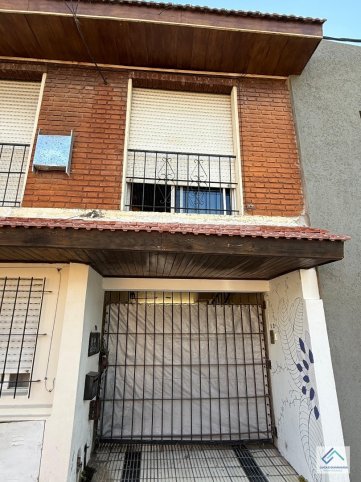 Depto en primer piso, 80m², 2 dorm, 1 baño, con garage