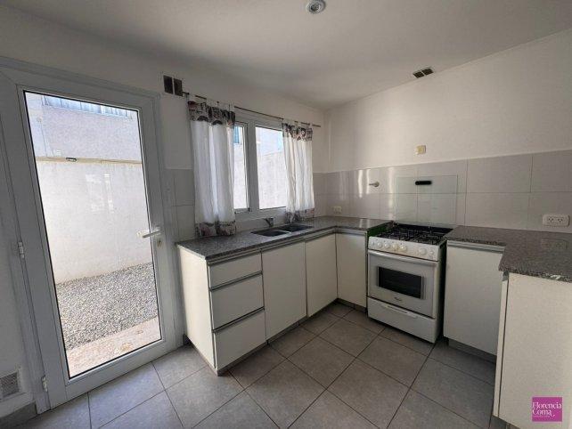 Depto 2 dorm, 70m² con cochera y patio — Calvario