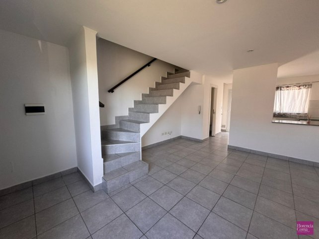 Depto 2 dorm, 70m² con cochera y patio — Calvario