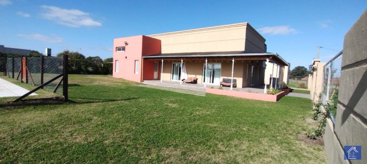 Casa 1 dorm, 160m² con pileta y parrilla — Gardey