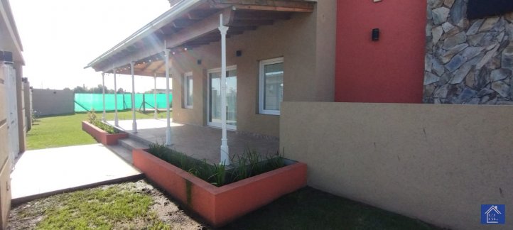 Casa 1 dorm, 160m² con pileta y parrilla — Gardey