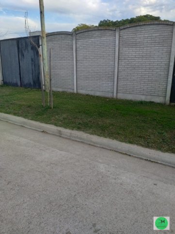 Casa 2 dorm, 90m² con pileta y amplio lote