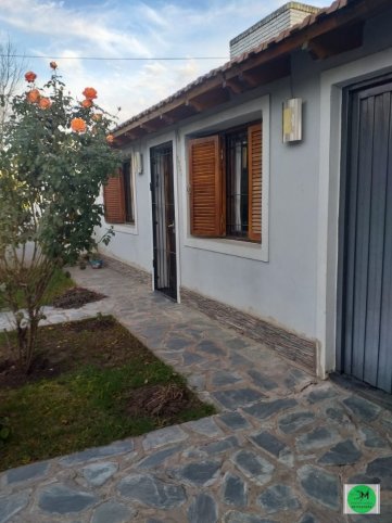 Casa 2 dorm, 90m² con pileta y amplio lote