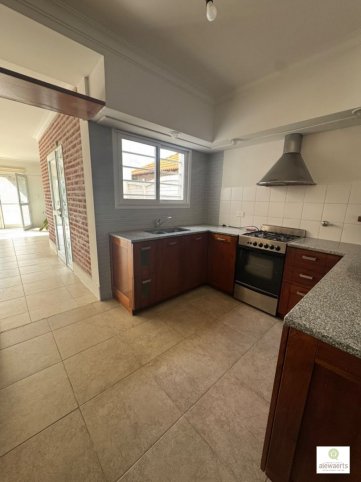 Casa 4 amb, 220m² con garage — Calvario