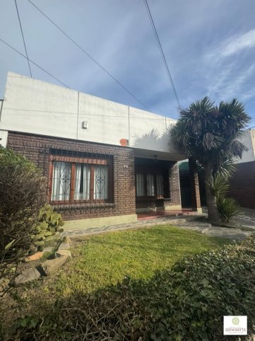 Casa en venta 3 dorm, 1 baño, 1 cochera — Semi Centro