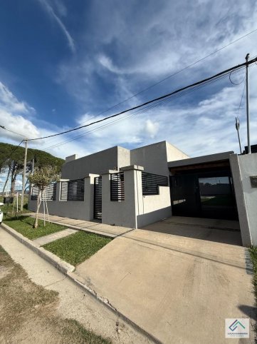 Casa en Argerich 1678, 110m², 3 dorm, 2 baños, garage