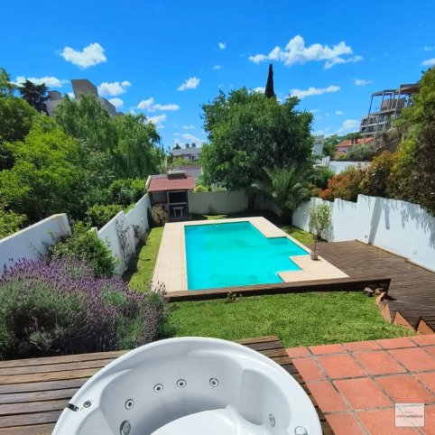 Casa en 2 plantas, 4 dorm, 259m² con pileta y parrilla — Roser 1256