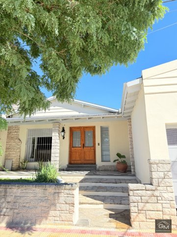 Casa 3 dorm, 288m² con garage y pileta — Alsina 780