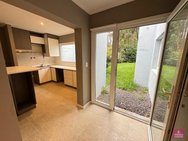 Casa moderna 3 dorm, 100m² con patio y espacio para 2 vehículos — Barrio Uncas