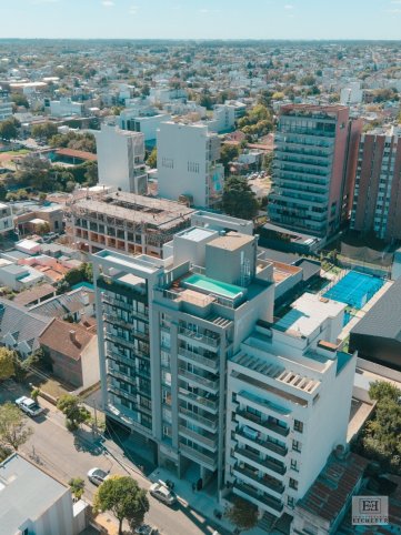 Depto 2 dorm, 1 baño, con cochera y pileta — Zona céntrica