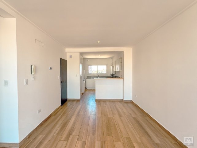 Depto 2 dorm, 1 baño, con cochera y pileta — Zona céntrica