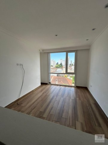 Depto 2 dorm, 1 baño, con cochera y pileta — Zona céntrica