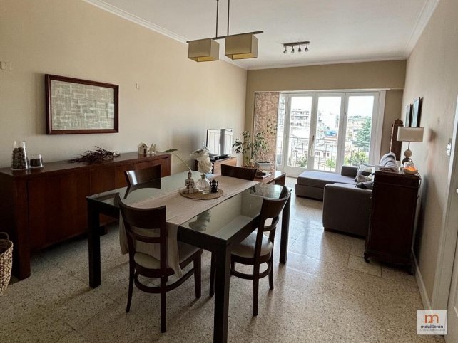 Depto 3 dorm, 77m² en 5º piso con cochera — Sarmiento