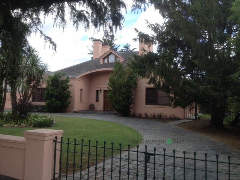 Casa en Venta Fernandez de la Cruz 952, 300m², 4 dorm, 3 baños, con pileta