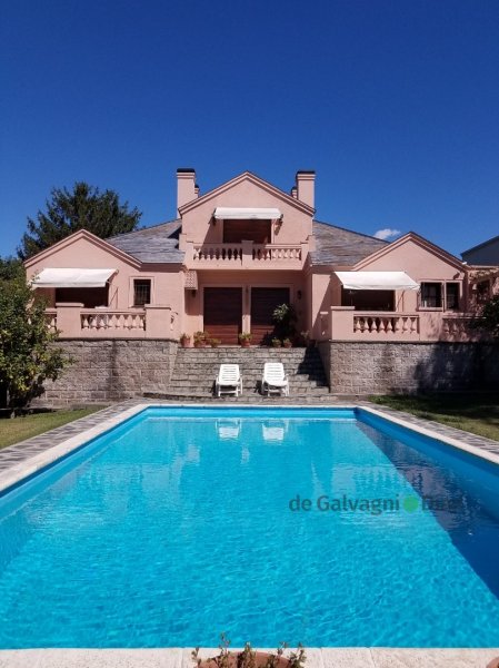 Casa en Venta Fernandez de la Cruz 952, 300m², 4 dorm, 3 baños, con pileta