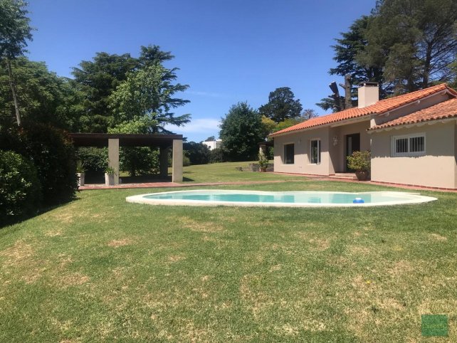 Casa 3 dorm, 225m² en Barrio Golf con pileta y doble cochera
