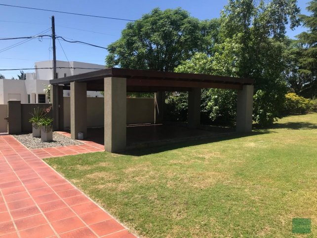 Casa 3 dorm, 225m² en Barrio Golf con pileta y doble cochera