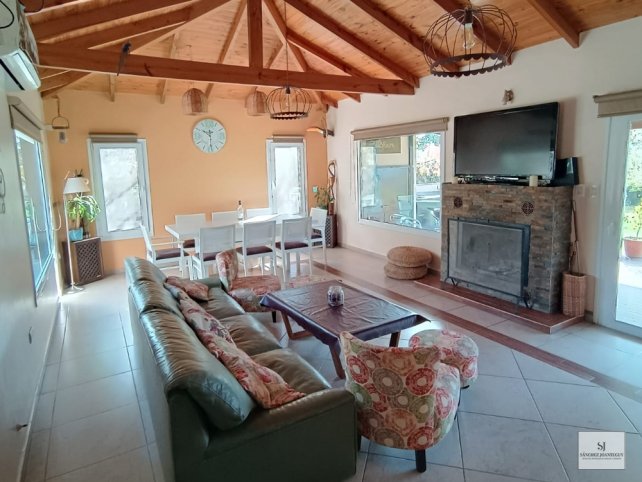 Casa en Calle Suiza y Pueblos Originarios, 275m², 3 dorm, 3 baños, cochera