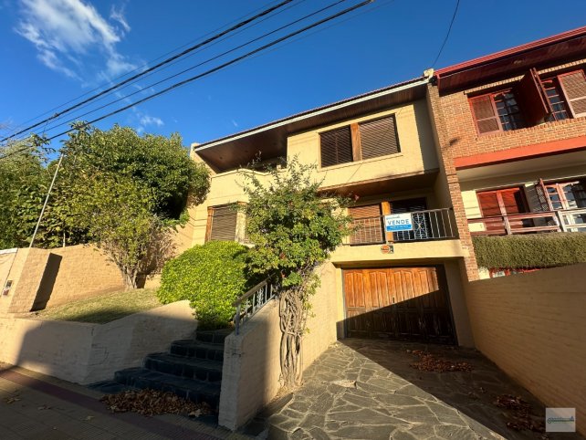Casa 4 dorm, 380m² con pileta y quincho