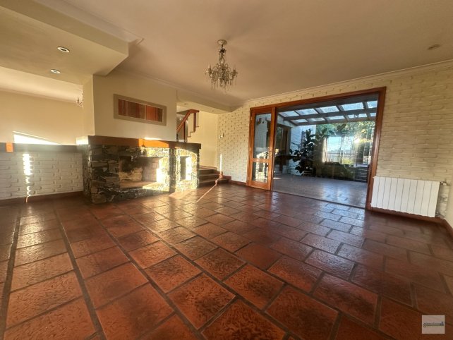 Casa 4 dorm, 380m² con pileta y quincho