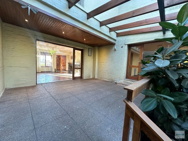 Casa 4 dorm, 380m² con pileta y quincho