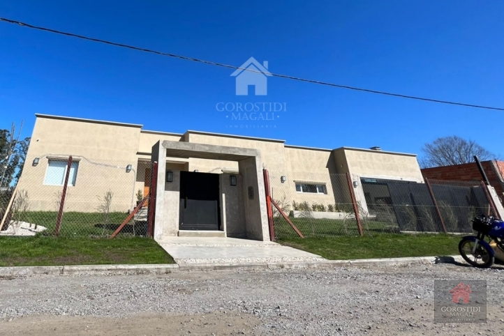 Casa 3 dorm, 200m² a estrenar con pileta — Los Aromos