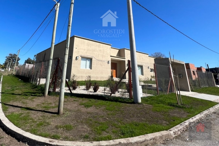 Casa 3 dorm, 200m² a estrenar con pileta — Los Aromos