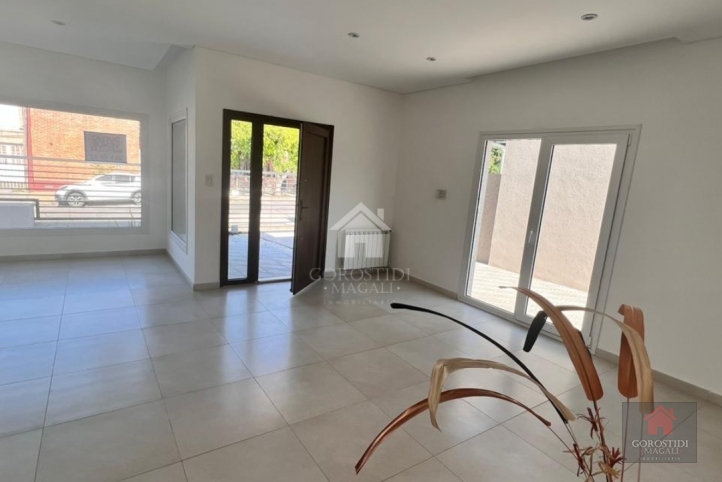 Casa 4 dorm, 600m² a estrenar con pileta — Zona Residencial