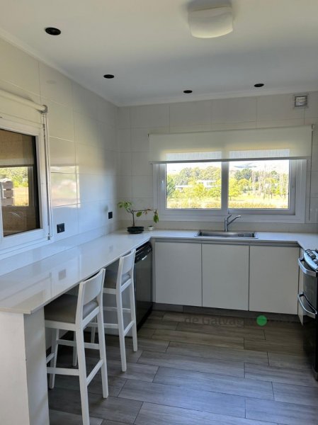 Casa en Venta Zona Bco. Provincia, 250m², 3 dorm, 3 baños, garage