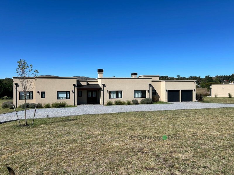 Casa en Venta Zona Bco. Provincia, 250m², 3 dorm, 3 baños, garage