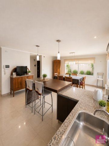 Casa en Venta Lamadrid 750, 320m², 3 dorm, 5 baños, quincho y pileta