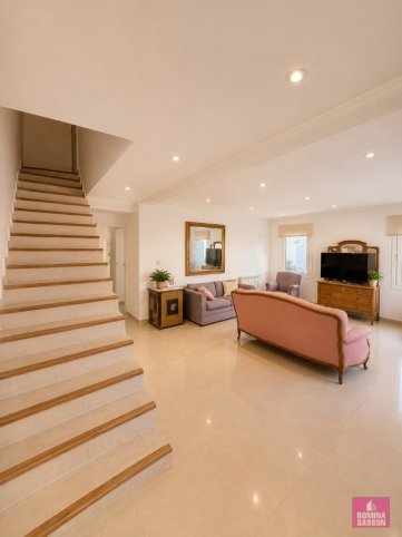 Casa en Venta Lamadrid 750, 320m², 3 dorm, 5 baños, quincho y pileta