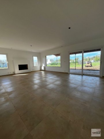 Casa 3 dorm, 240m² a estrenar en barrio residencial