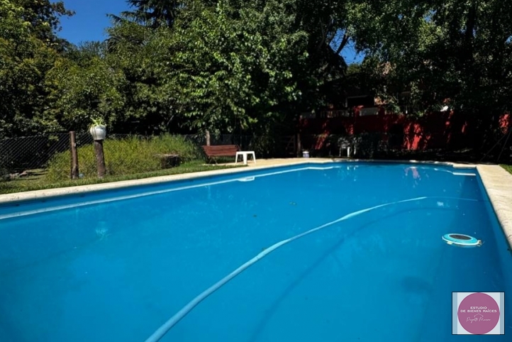 Casa 6 dorm, 327m² en Barrio Uncas con garage