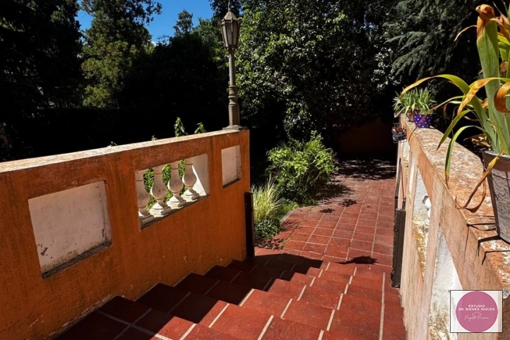 Casa 6 dorm, 327m² en Barrio Uncas con garage