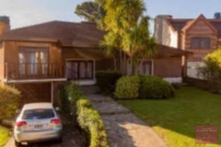 Casa en el Residencial Barrio Cerrito, 250m², 3 dorm, 3 baños, cochera