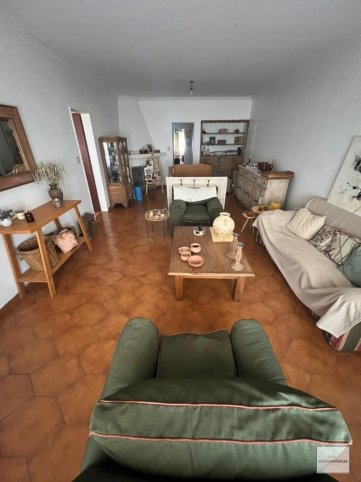 Casa 3 dorm, 200m² con garaje y patio — 4 de Abril