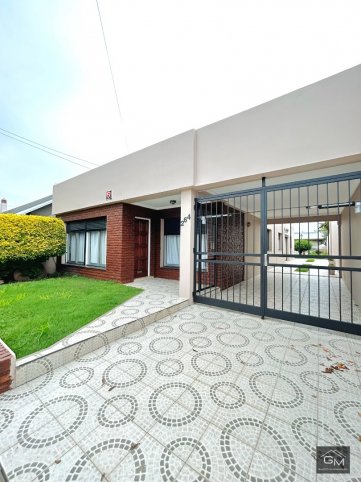 Casa 3 dorm, 500m² con pileta — 4 de Abril