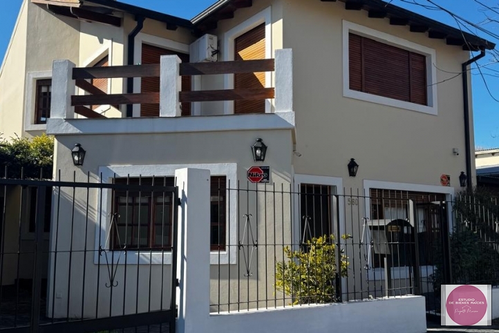 Casa moderna 180m² con cochera para 2 autos — Zona Dique