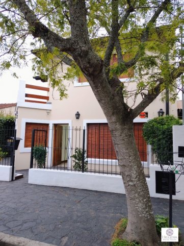 Casa 4 dorm, 216m² con garage — Libertad